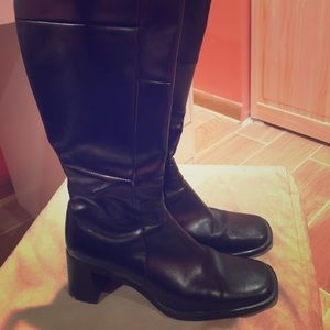 Black heeled boots